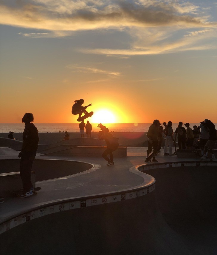 "Skater 'przeszkodził' w moim zdjęciu zachodu słońca. Nie spodziewałem się, że wskoczy mi w kadr w tym momencie."