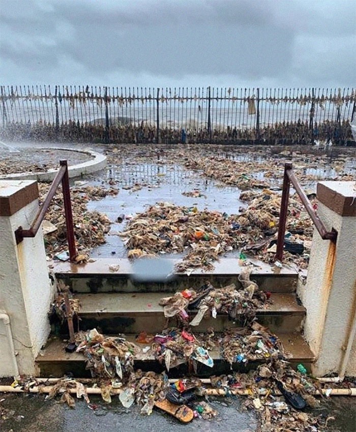 1. Coroczny monsun sprawia, że ocean oddaje to, co do niego wrzuciliśmy.