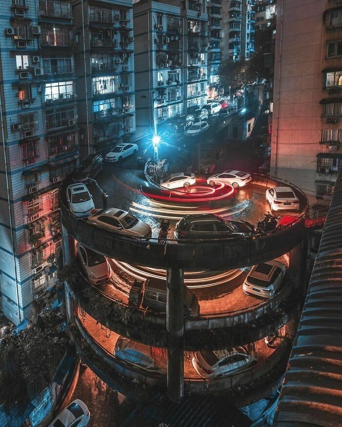 14. Ludzie mieszkający tuż przy spiralnej ulicy w Chongqing