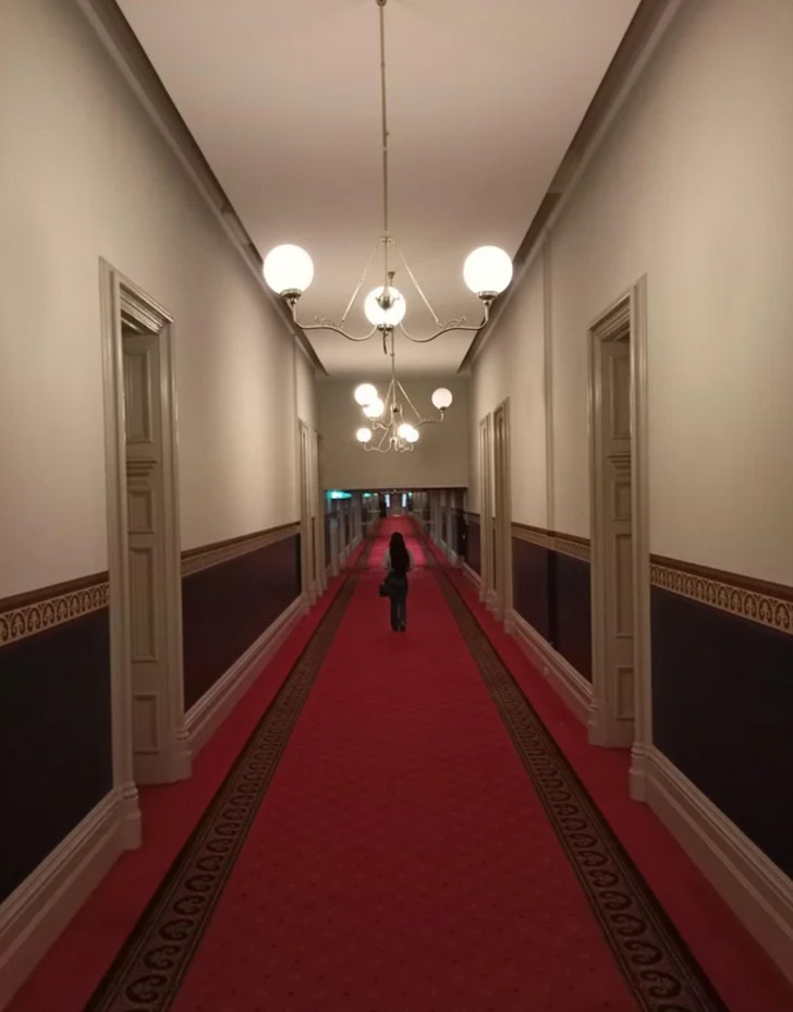 "Ogromny korytarz w hotelu czy malutka osoba?"