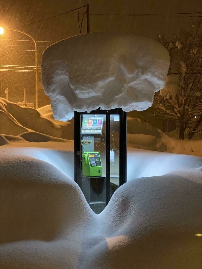Budka telefoniczna w śniegu