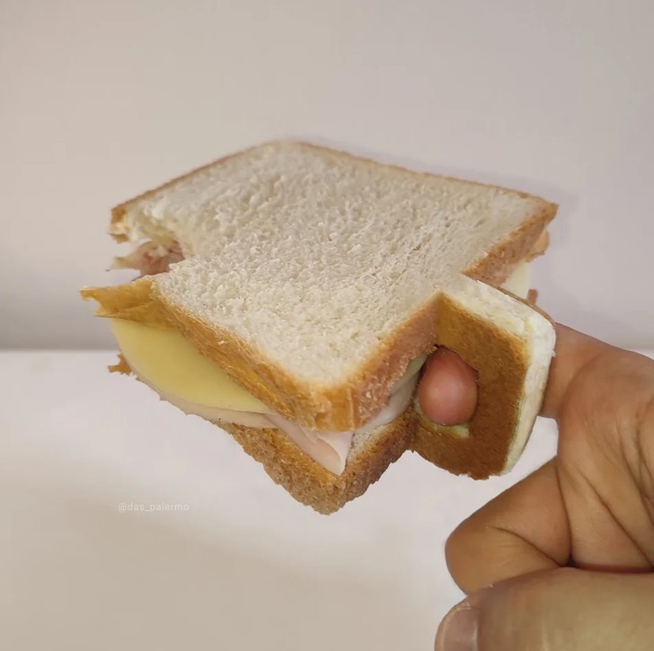 Niekonwencjonalny sposób jedzenia kanapki