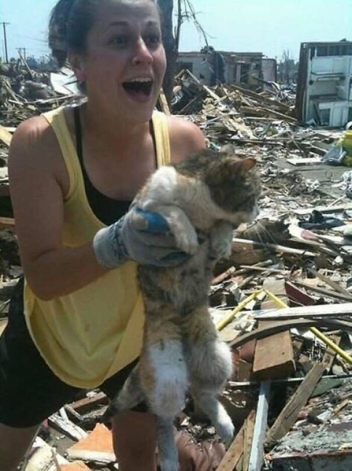 Kobieta odnalazła swojego kota 16 dni po przejściu tornada.