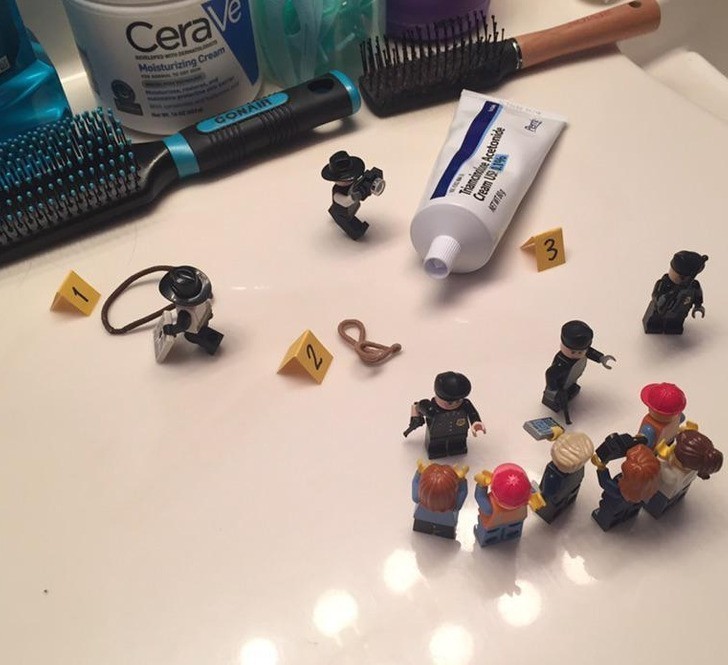 "Mój brat uporządkował łazienkę. Zeszłej nocy zapomniałam odłożyć paru rzeczy na miejsce, więc brat stworzył tę scenę z wykorzystaniem swoich Lego."