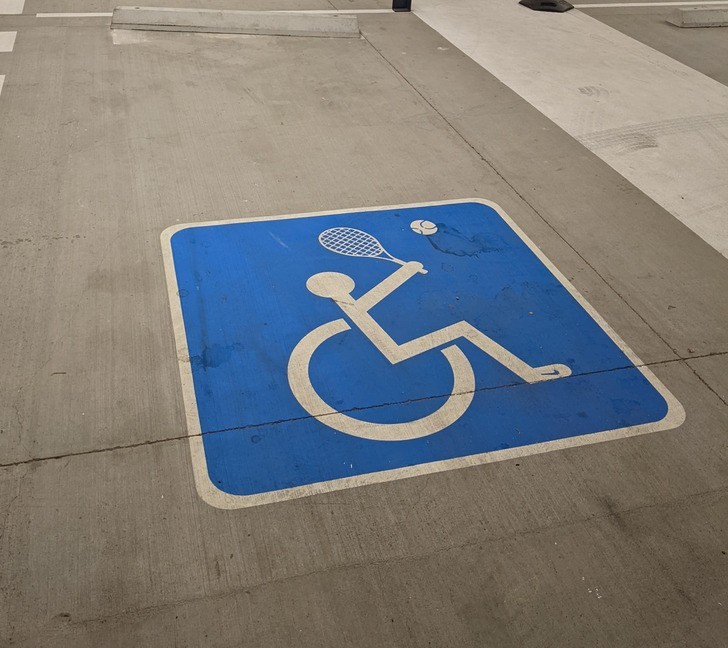 Miejsce parkingowe dla niepełnosprawnych przed Budynkiem Sereny Williams w głównej siedzibie Nike