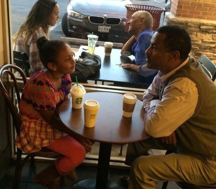 "Zrobiłem zdjęcie mężczyźnie i jego córce w kawiarni, by pokazać im jak mogą wyglądać za 10 lat."