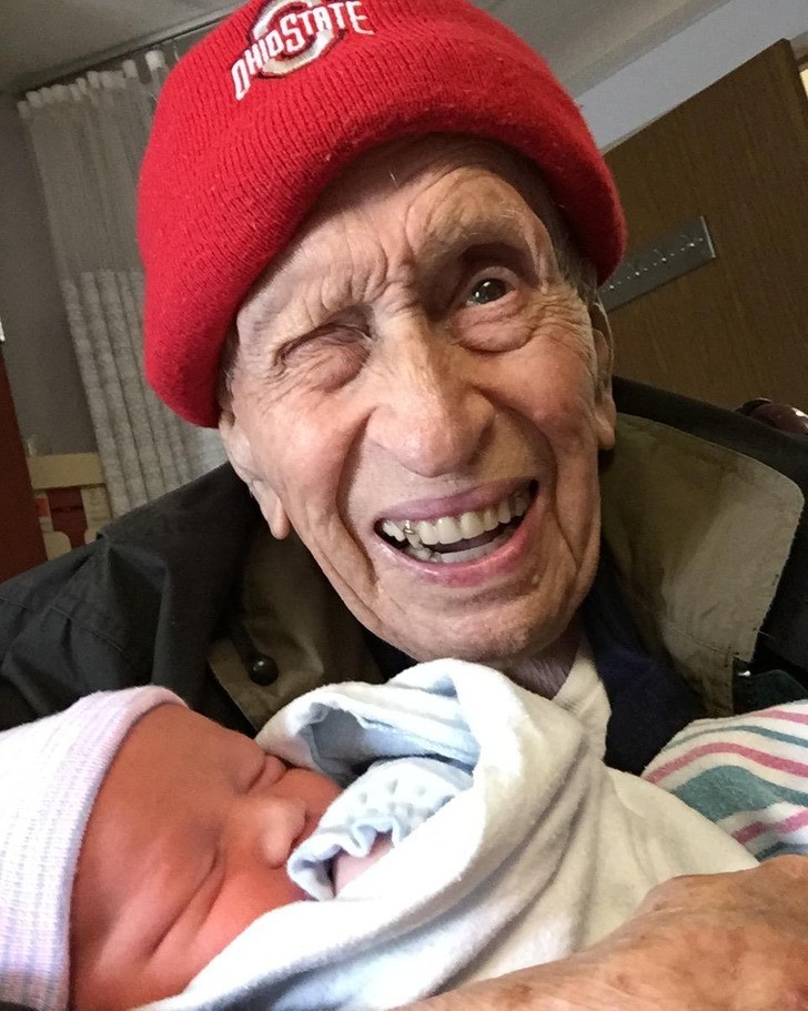 "Mój 100-letni dziadek trzymający moją 1-dniową kuzynkę"