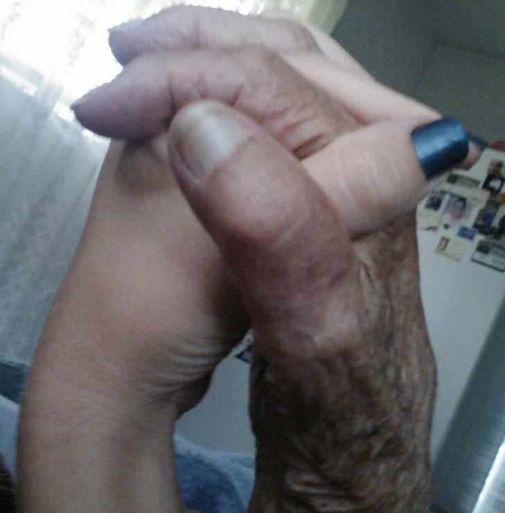 "Moja 98-letnia prababcia trzymająca dłoń mojej 30-letniej kuzynki"