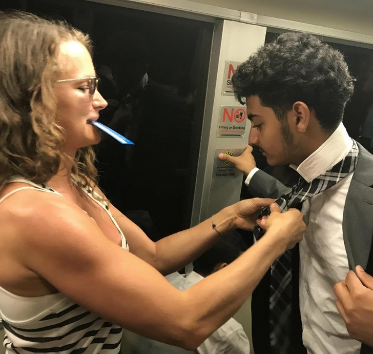 "Chłopak próbował zawiązać sobie krawat w metrze, ale nie dał rady. Pasażerka zaoferowała mu pomoc."