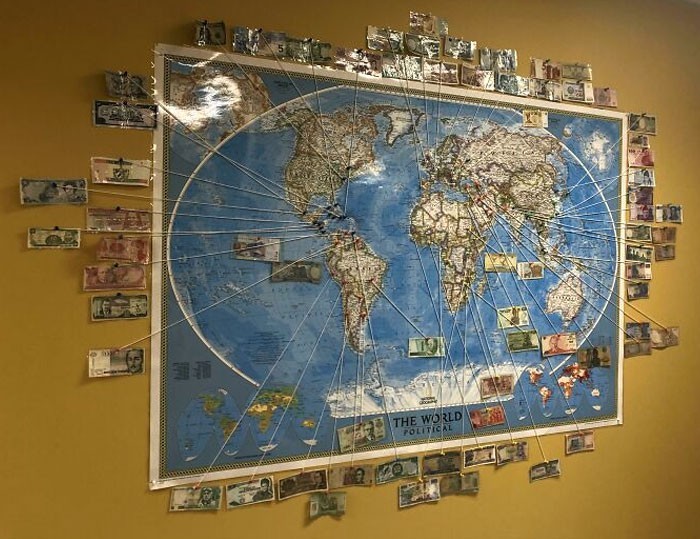 "Moi rodzice posiadają mapę banknotów z całego świata."