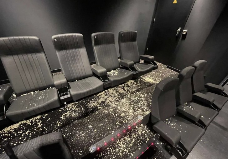 "Sprzątanie sali kinowej po seansie"