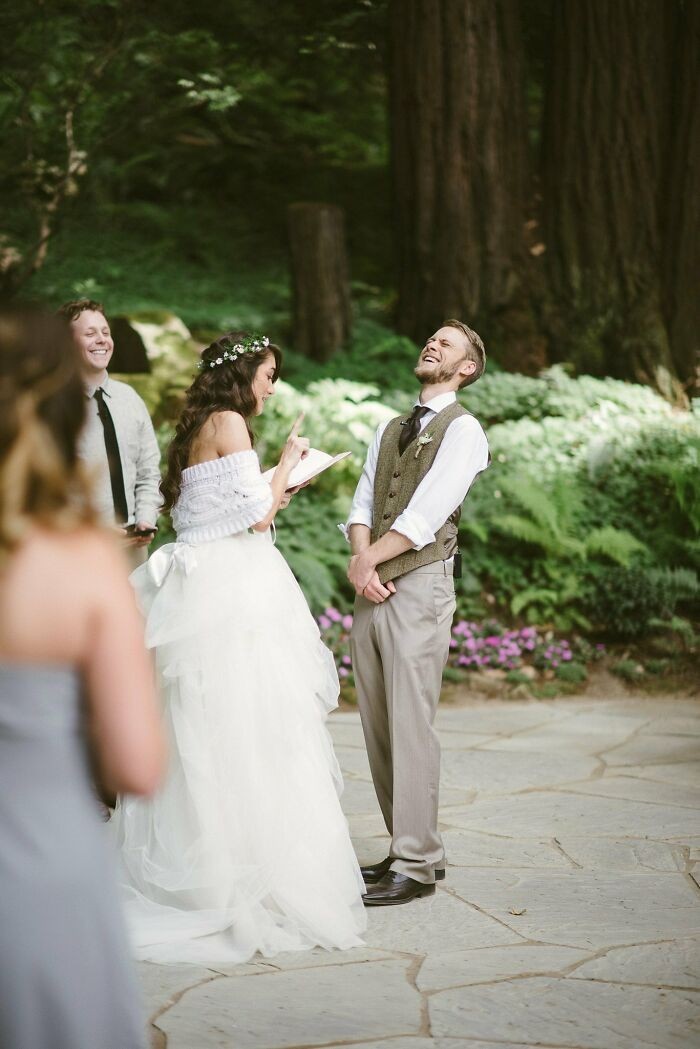 "Mój mąż śmiejący się histerycznie podczas naszej przysięgi małżeńskiej. Te zdjęcia zawsze poprawiają mi humor."