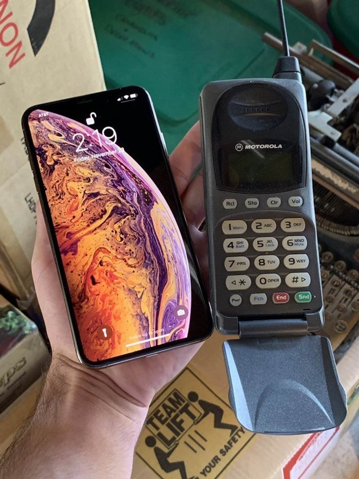 "Telefon mojej mamy z 1998 roku vs mój telefon z 2018"