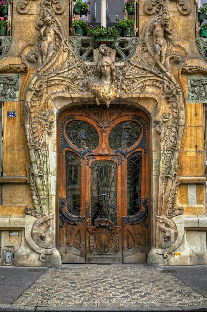 Niezwykle misterne drzwi w Paryżu
