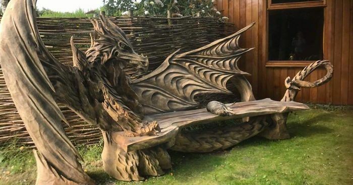 Drewniana ławka w kształcie smoka