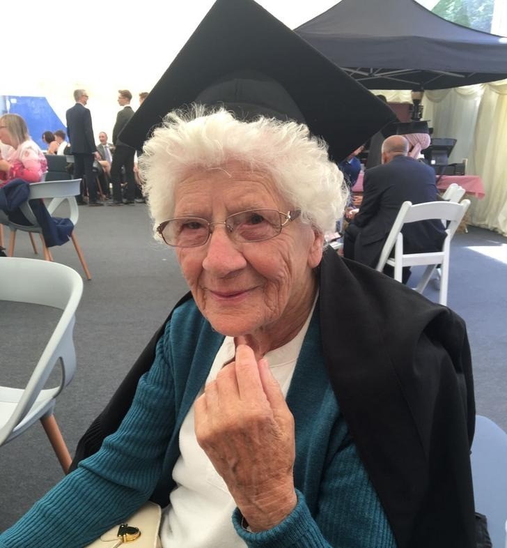 "Moja 90-letnia babcia właśnie ukończyła szkołę."