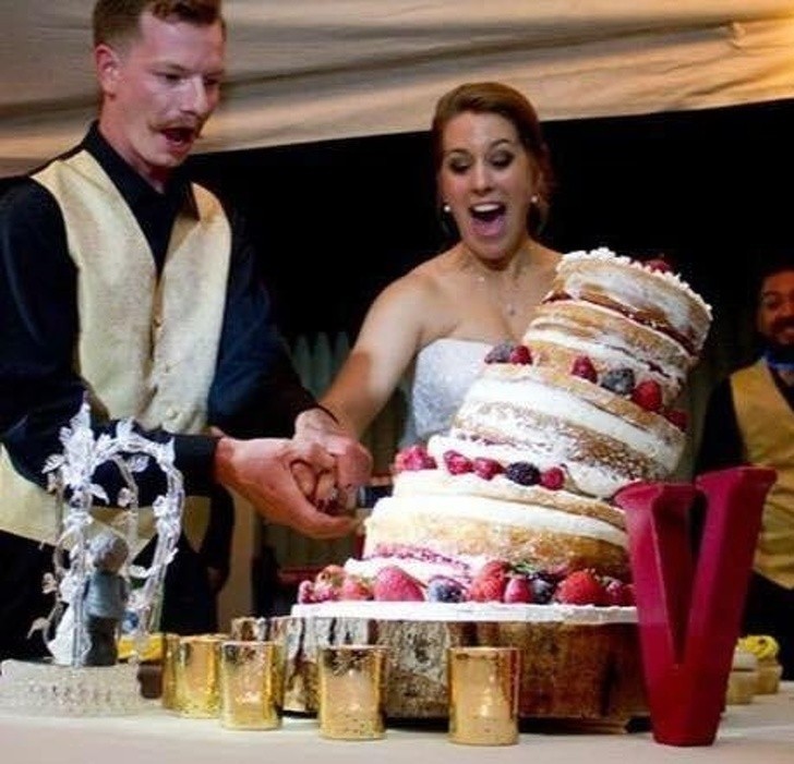 9. "Nasz ślubny fotograf uchwycił moment, w którym nasz tort zaczął się przechylać."