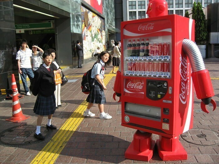 15. Chodzący automat z napojami w Japonii