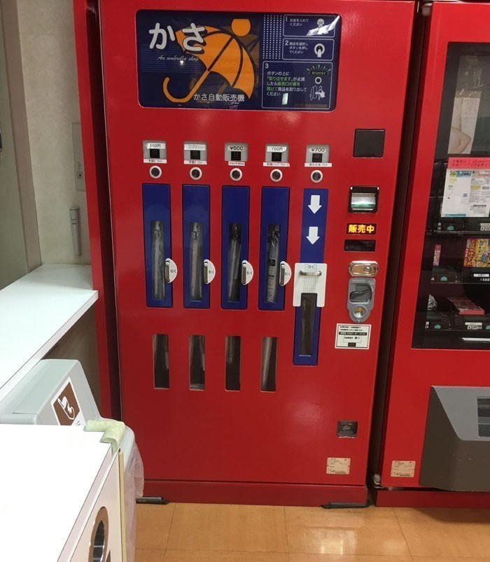 17. Automat z parasolkami w Japonii