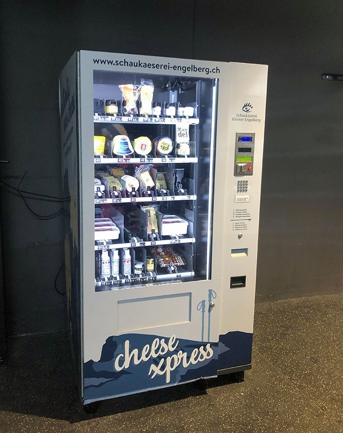 8. "Tutaj w Szwajcarii mamy automaty sprzedające ser."