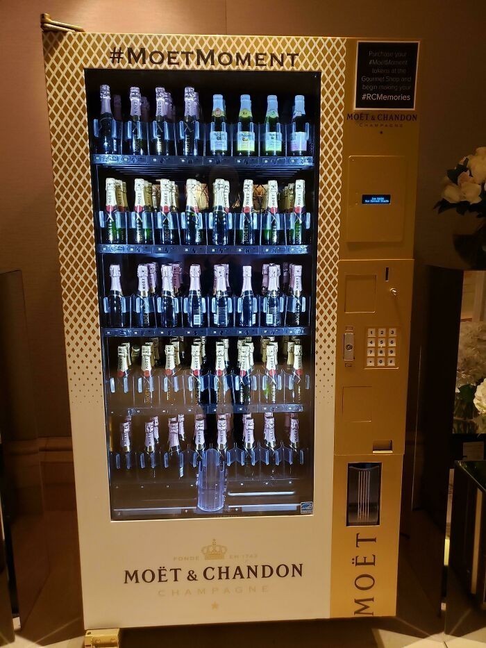 10. "W hotelu, w którym się zatrzymałem, stoi automat sprzedający wyłącznie szampana."