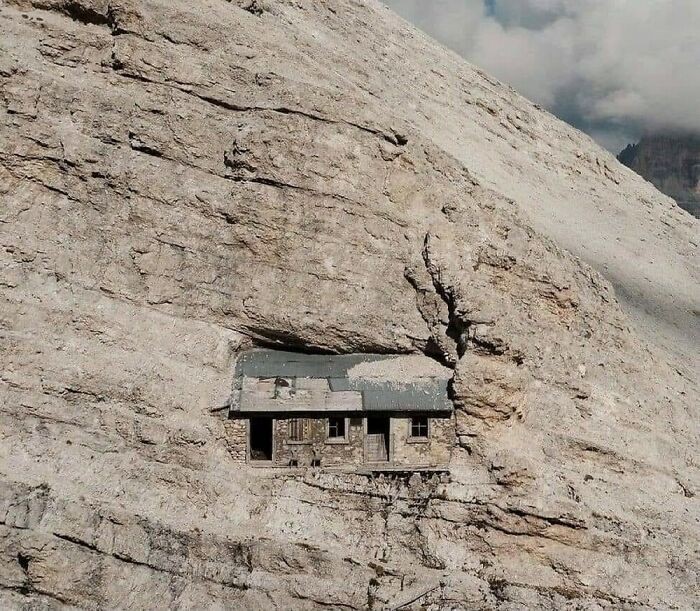 Górskie schronienie z czasów I wojny światowej, znajdujące się na wysokości 2760 metrów. Monte Cristallo, Włochy
