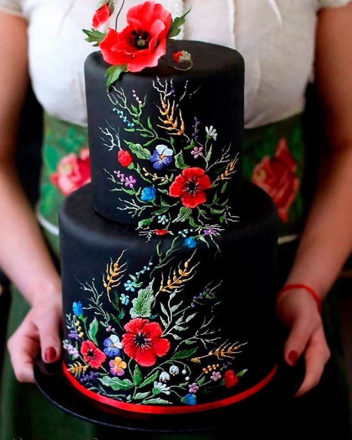 9. "Haftowany" tort weselny
