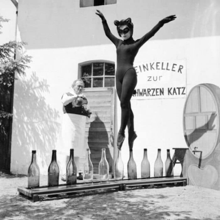 17-letnia Bianca Passarge z Hamburga tańcząca na butelkach po winie w kostiumie kota, 1958