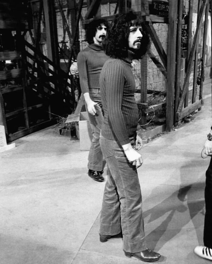 Frank Zappa i Ringo Starr grający Franka Zappę w filmie Dwieście moteli (1971), napisanym i wyreżyserowanym przez Franka Zappę i Tony'ego Palmera