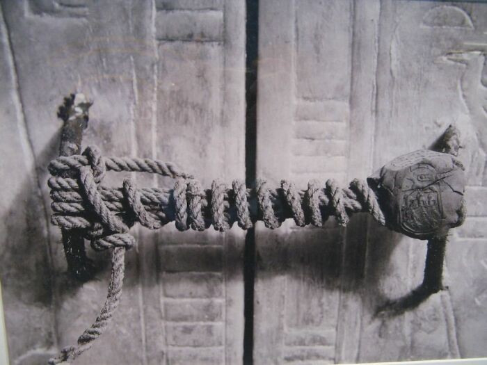 Pieczęć grobowca faraona Tutanchamona pozostawała nienaruszona przez 3 245 lat, aż do 1922 roku.