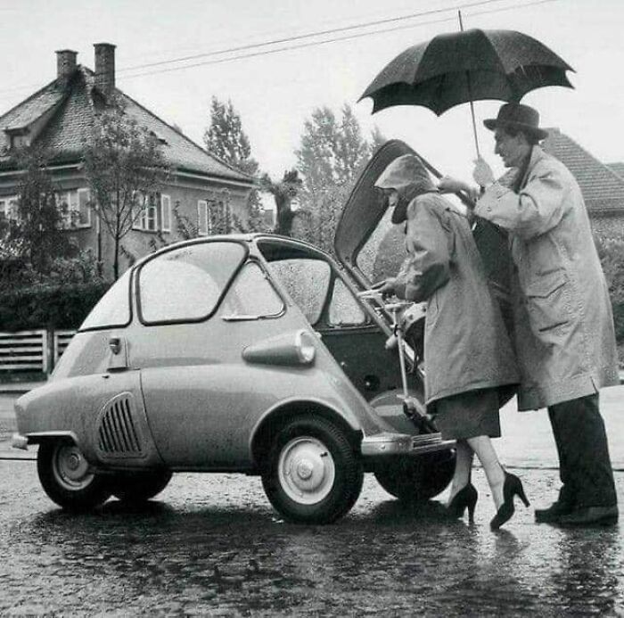 Para wsiadająca do BMW Isetty, 1950