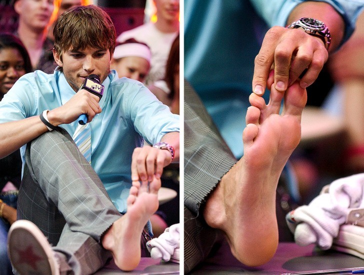 "Ashton Kutcher pokazujący swoje złączone palce"