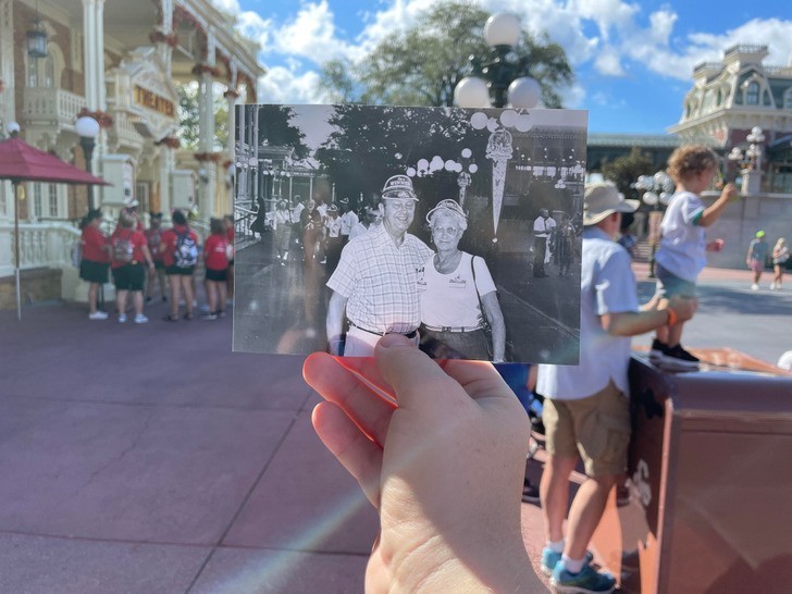 "35 lat temu moi dziadkowie odwiedzili Disney World."
