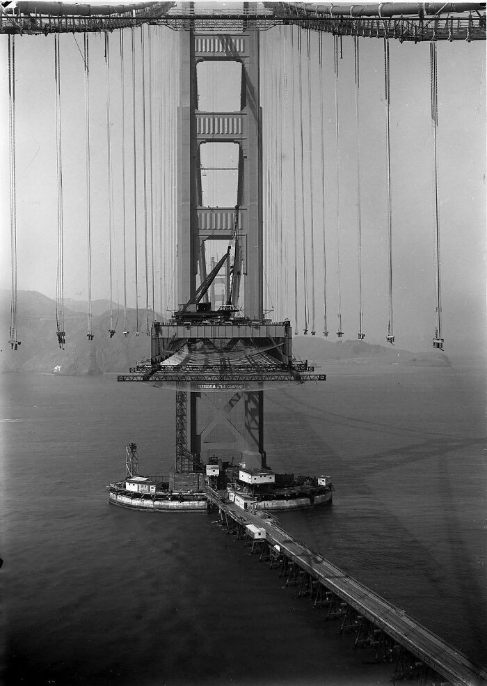 Rzadkie zdjęcie mostu Golden Gate Bridge w trakcie konstrukcji w 1935 roku