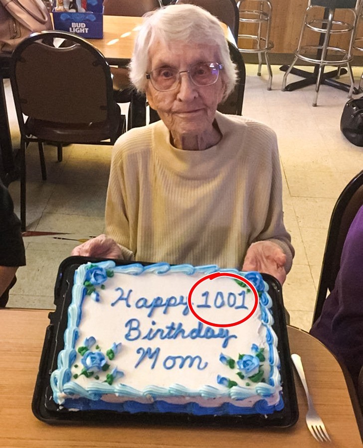 "To 101 urodziny mojej babci. Zamówiliśmy dla niej tort z życzeniami, ale w cukierni  nastąpiła pomyłka."