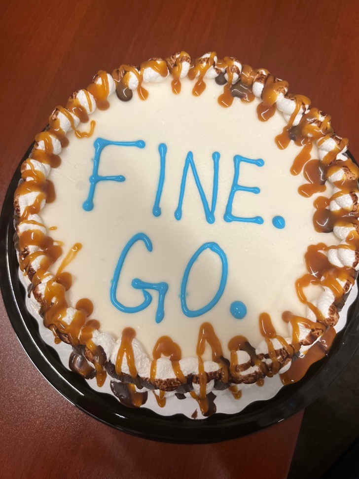 "Współpracownicy kupili dla mnie tort z okazji mojego ostatniego dnia w pracy."