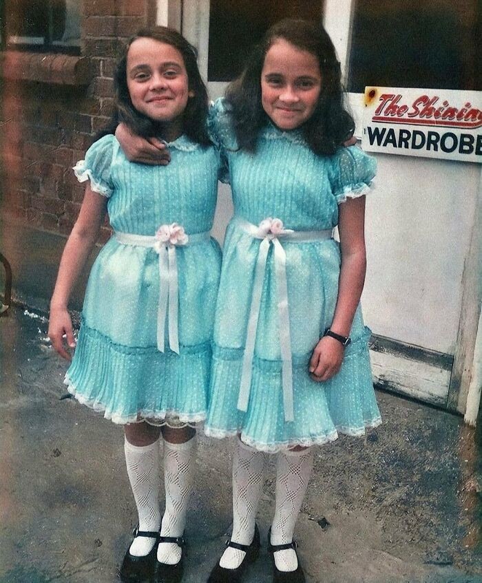 Lisa i Louise Burns, czyli bliźniaczki Grady z "Lśnienia" (1980), pozujące w swoich kostiumach na planie filmowym