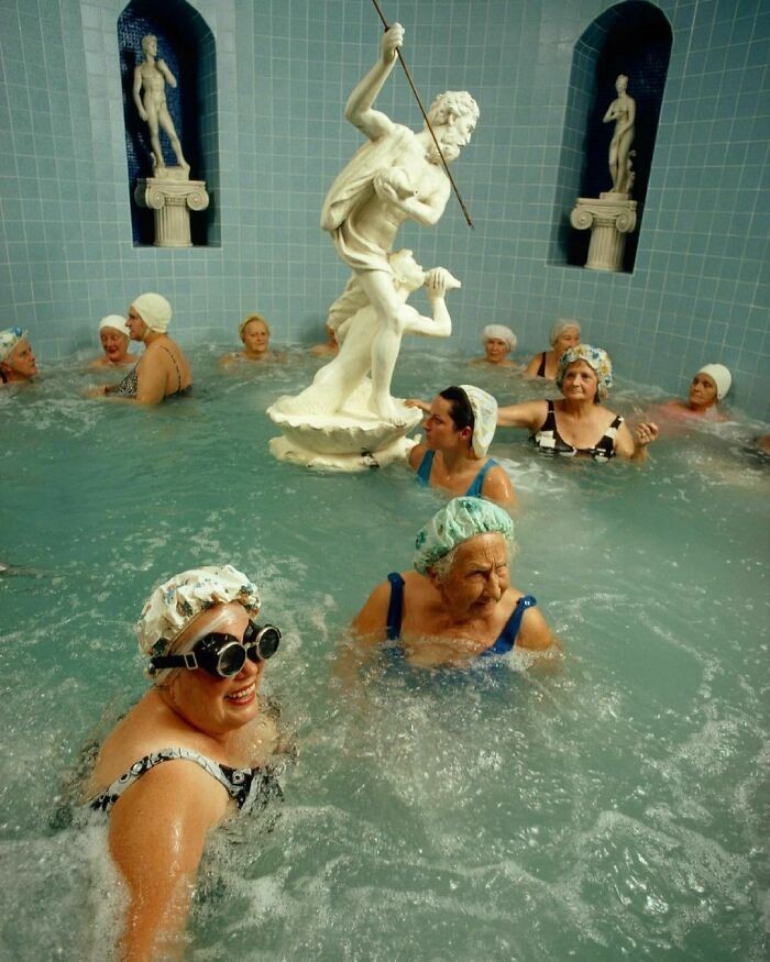 "Kobiety korzystające z zalet podgrzewanego basenu w Saint Petersburg na Florydzie, 1973" (zdjęcie autorstwa Jonathana Blaira dla National Geographic)