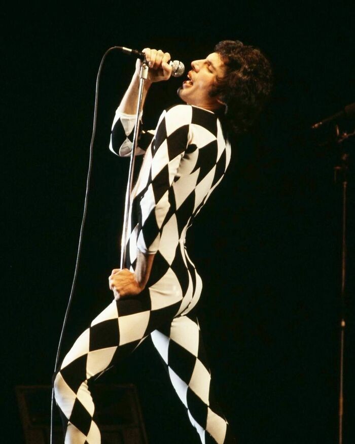 Freddie Mercury podczas koncertu Queen w 1977 roku. Zdjęcie autorstwa Neala Prestona