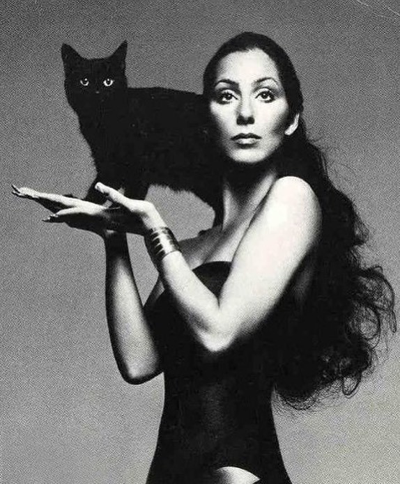 Cher podczas sesji zdjęciowej do albumu "Dark Lady" z 1974 roku (zdjęcie autorstwa Richarda Avedona)