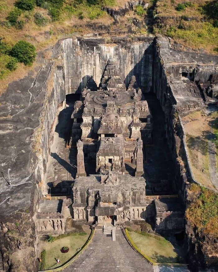 Świątynia Kailasa w Indiach wybudowana z pojedynczej skały