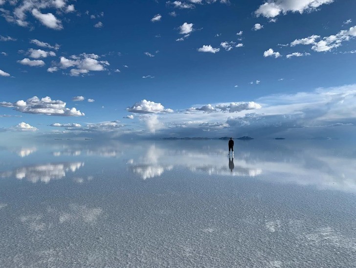 Salar de Uyuni to duże solnisko, które zmienia się w płytkie jezioro podczas pory deszczowej, tworząc tę zdumiewającą lustrzaną powierzchnię.