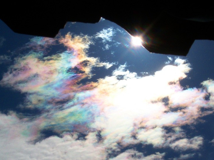 Obłoki iryzujące to zjawisko zachodzące, gdy małe kropelki wody w chmurach rozpraszają światło słoneczne.