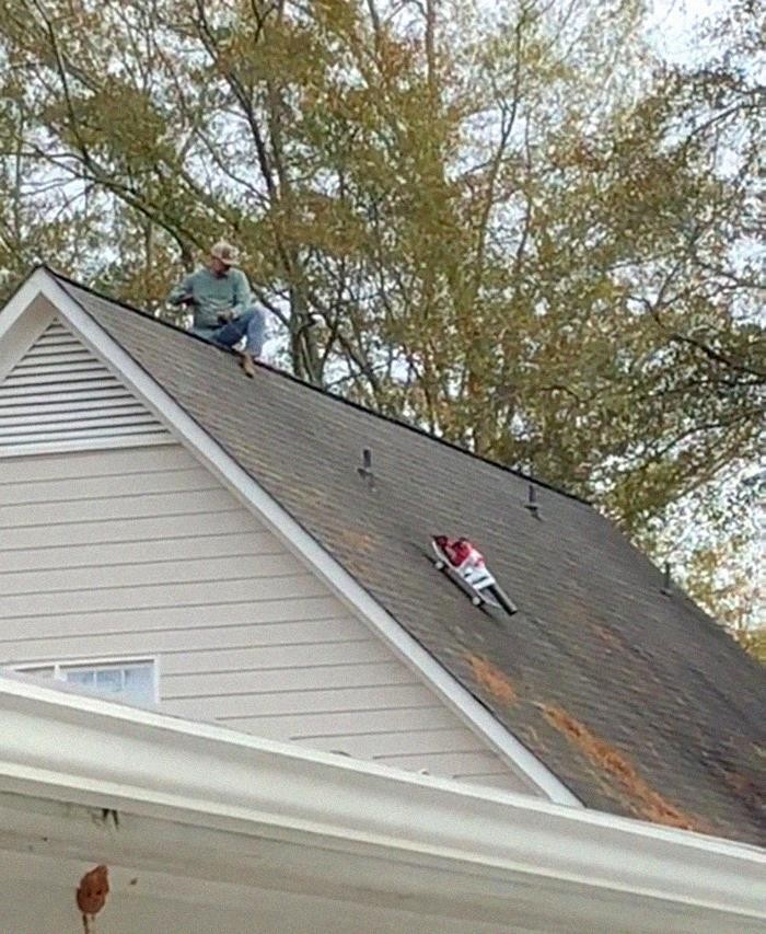 "Mój sąsiad czyści swój dach używając dmuchawy przyklejonej do deskorolki."