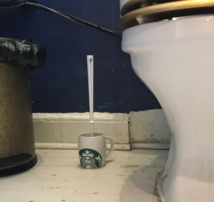 "Moja miejscowa niezależna kawiarnia używa kubka z logo Starbucks jako uchwyt na szczotkę od toalety."