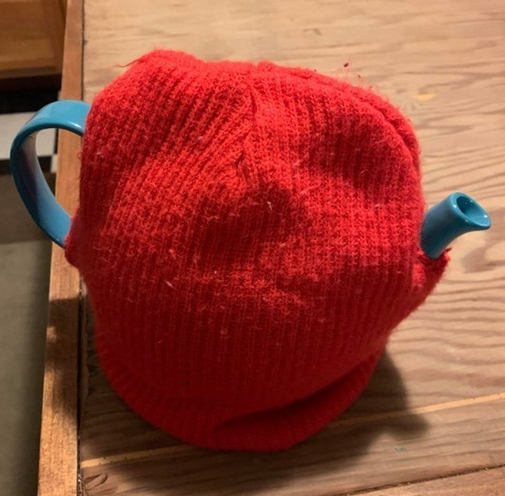 "Gdy nie masz czasu nauczyć się robić na drutach, ale chcesz, by twoja herbata była dłużej ciepła. Tak, wycięłam dziurę w czapce."