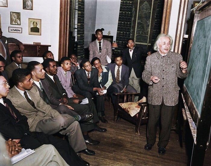 Albert Einstein uczący na Uniwersytecie Lincolna - pierwszym uniwersytecie dla czarnoskórych osób w Stanach Zjednoczonych. 1946