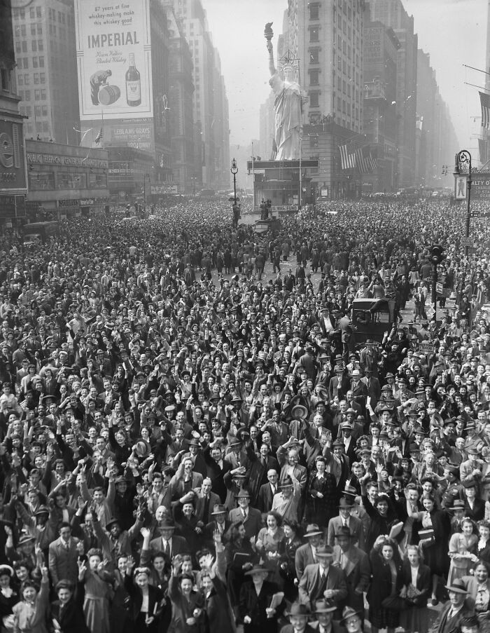 Ludzie zebrani na Times Square w Nowym Jorku świętujący poddanie się Niemiec. 7 maja, 1945