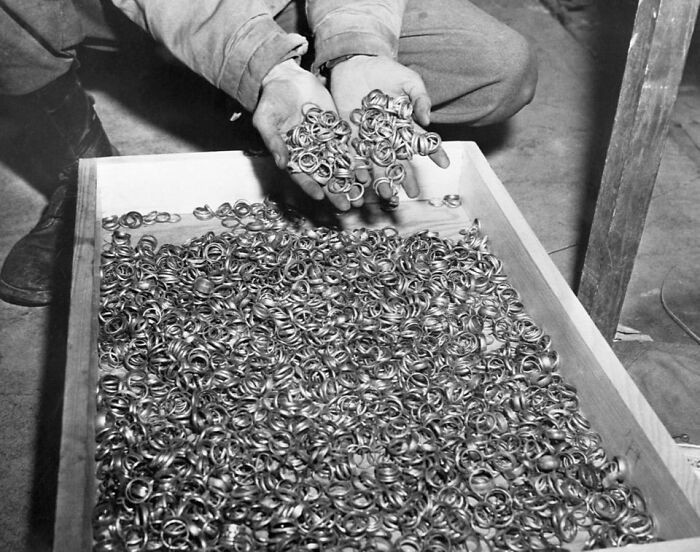 Obrączki ślubne zabrane ofiarom Holokaustu przed ich egzekucją, 1945