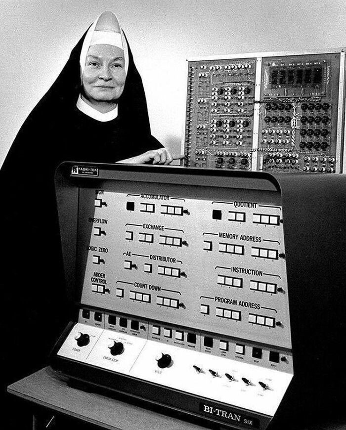 Siostra Mary Kenneth Keller to pierwsza kobieta, która uzyskała doktorat informatyka w Stanach Zjednoczonych. 1965 rok